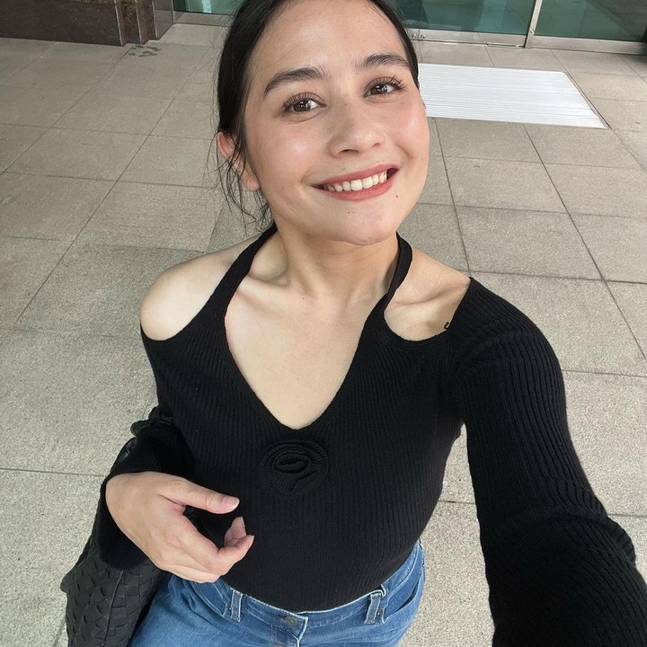 <p>Nama Prilly Latuconsina tampaknya tak lepas dari sorotan publik. Bukan hanya dikenal memiliki prestasi dalam dunia hiburan dan karier yang cemerlang, namun juga karena penampilannya yang semakin sukses menarik perhatian banyak orang, terutama para penggemarnya. (Foto: Instagram@prillylatuconsia96)</p>