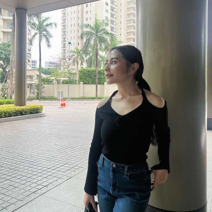 <p>Bukan hanya netizen, ternyata penampilan terbaru Prilly juga mencuri perhatian dari teman-teman kalangan artisnya, nih, Bunda. "Wahh langsing maksimalitas!!" tulis <em>@tasyakamila.</em> "Langsingg abissss," tulis <em>@aerialirene.</em> "Cantik, tirus, manja, body aduhai, hmmm apalagi yaa (isi sendiri deh)," tulis <em>@rickycuaca.</em> (Foto: Instagram@prillylatuconsia96)</p>