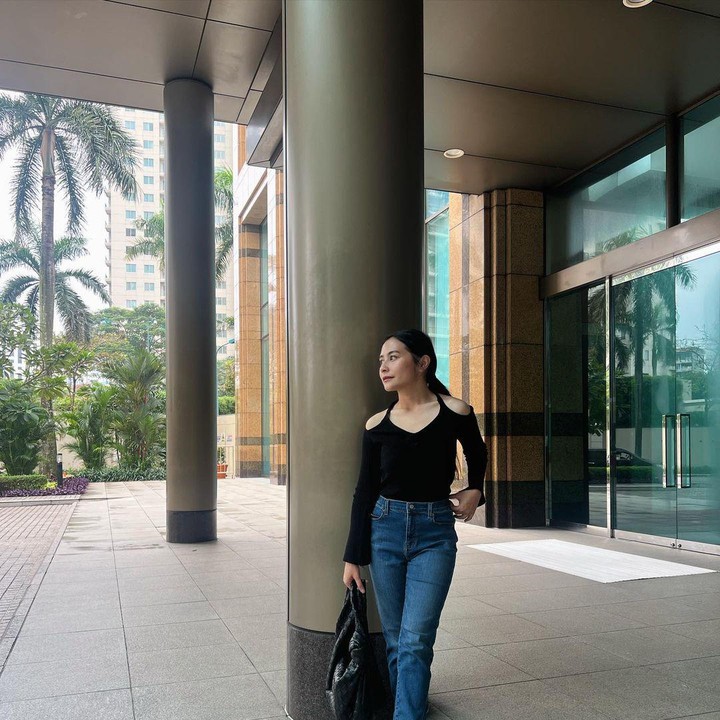 <p>Hal itu diketahui langsung dari beberapa komentar seperti berikut ini, "<em>masyaallah</em> cantik bangettt," tulis akun <em>@iyinynr****.</em> "baju era ggs? langsing banget," tulis akun <em>@shabrinanrsy****.</em> "Emang bowleh cantik teruss gini?" tulis akun <em>@anns****.</em> (Foto: Instagram@prillylatuconsia96)</p>