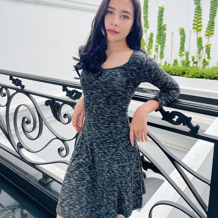 <p>Belakangan ini, Prilly sering membagikan beberapa potret yang menampilkan bentuk tubuhnya. Postingan tersebut pun langsung menuai pujian dari netizen. (Foto: Instagram@prillylatuconsia96)</p>