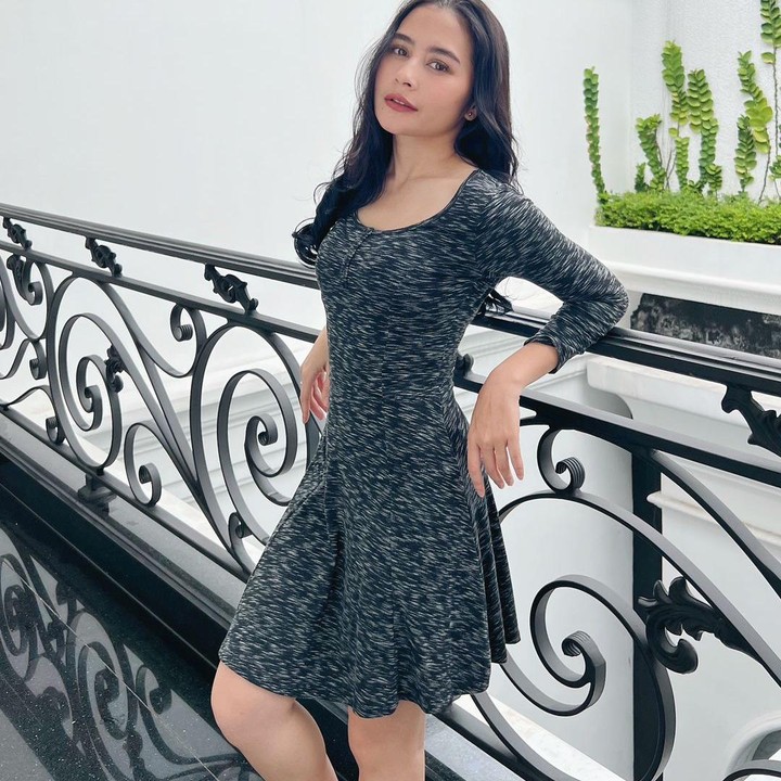 <p>Perempuan 27 tahun ini terlihat menggunakan <em>dress</em> cantik berwarna abu-abu. Dalam postingan tersebut, Prilly mengatakan kembali ke era <em>outfit</em>-nya saat duduk di bangku SMA. (Foto: Instagram@prillylatuconsia96)</p>