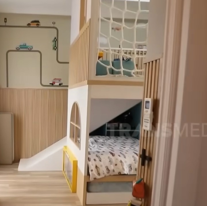 <p>Kamar anak sulungnya, Air Rumi terdiri dari kasur kayu yang dilengkapi dengan playground pada bagian atas. Ada banyak mainan seperti perosotan dan lainnya untuk melatih tumbuh kembang sang putra. "Anak kecil harus banget diasah motoriknya, apalagi anak laki-laki," kata Ibel. (Foto: YouTube Trans7 Official)</p>