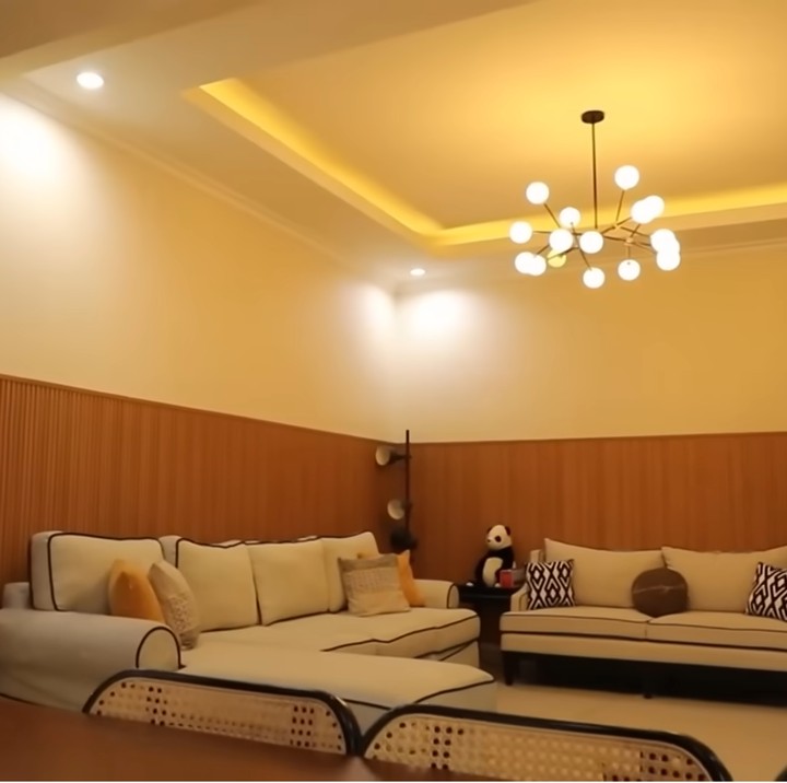 <p>Bagian dalam rumah tampak sangat nyaman dengan penerangan bernuansa hangat. Ibel bercerita, rumah ini dibeli dari hasil jerih payahnya bekerja di industri hiburan. "Sudah lama alhamdulillah. Ini tuh rumah hasil kerja keras aku syuting sinetron. Sudah lama banget. Aku tuh umur 19 tahun lah alhamdulillah," ucapnya. (Foto: YouTube Trans7 Official)</p>