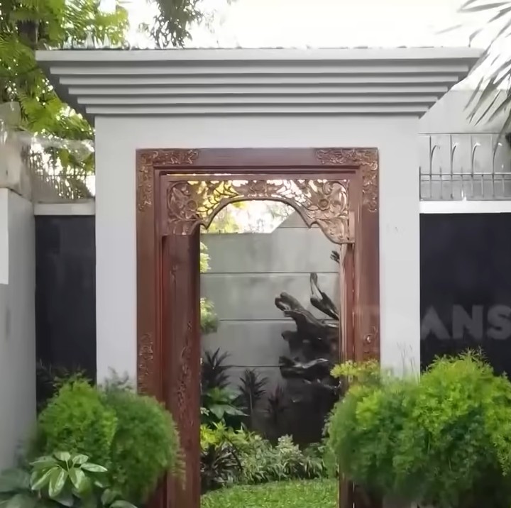 <p>Pada bagian depan, terdapat pintu kayu yang mengarah ke halaman. Irish Bella mengatakan, pintu itu terbuat dari kayu yang sudah berumur sangat tua. "Enggak sampai ratusan sih, tapi lebih tua daripada aku lah," ungkapnya. (Foto: YouTube Trans7 Official)</p>