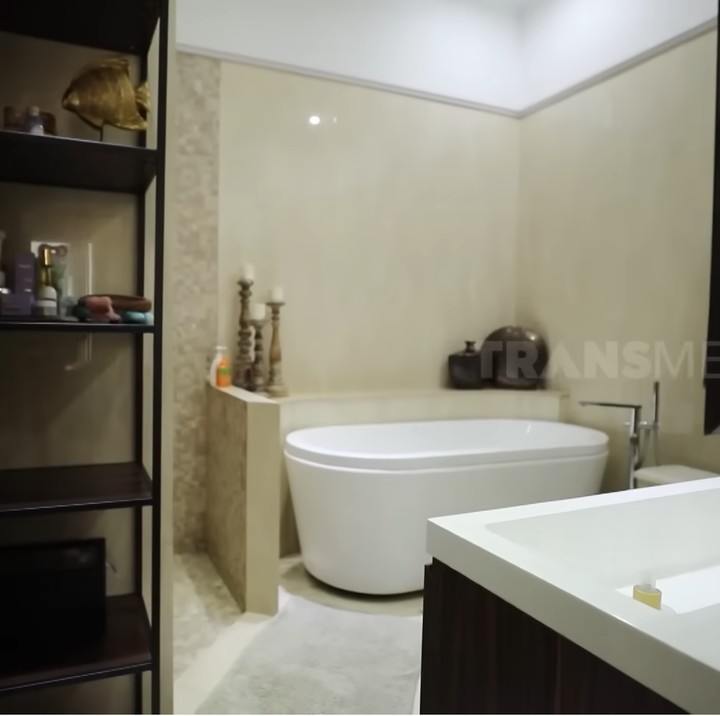 <p>Irish Bella juga melengkapi rumahnya dengan beberapa kamar mandi. Di dalamnya, terdapat <em>bathub</em> dan berbagai perabotan lainnya, Bunda. (Foto: YouTube Trans7 Official)</p>