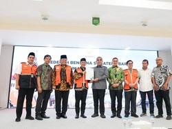 Muzani Serahkan Rp 500 Juta Hasil Lelang Sapi untuk Korban Bencana Sumbar