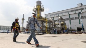 Pekerja melintas di dekat proyek Smelter Freeport di Kawasan Ekonomi Khusus Java Integrated and Industrial Port Estate (KEK JIIPE), Gresik, Jawa Timur, Sabtu (25/5/2024). Presiden Direktur PT Freeport Indonesia Tony Wenas mengatakan mesin dan fasilit