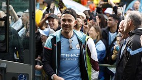 Man City Parade Juara, Grealish Hampir Jatuh dari Bus