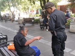 Viral Nenek-nenek Marah dan Semburkan Asap Rokok ke Wisatawan Malioboro