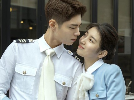 7 Potret Kebersamaan Manis Suzy dan Park Bo Gum yang Curi Perhatian