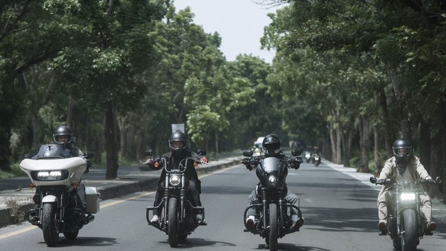 Semua moge Harley-Davidson yang digunakan Dudas Minus One saat touring tak menggunakan pelat nomor di depan. 