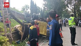 VIDEO: Truk Tabrak Mobil, Motor dan Pohon di Cimahi, 1 Orang Tewas