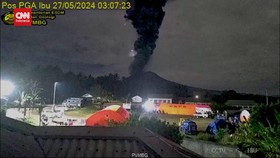 VIDEO: Penampakan Dahsyat Erupsi Gunung Ibu, Muntahkan Abu 6 Km