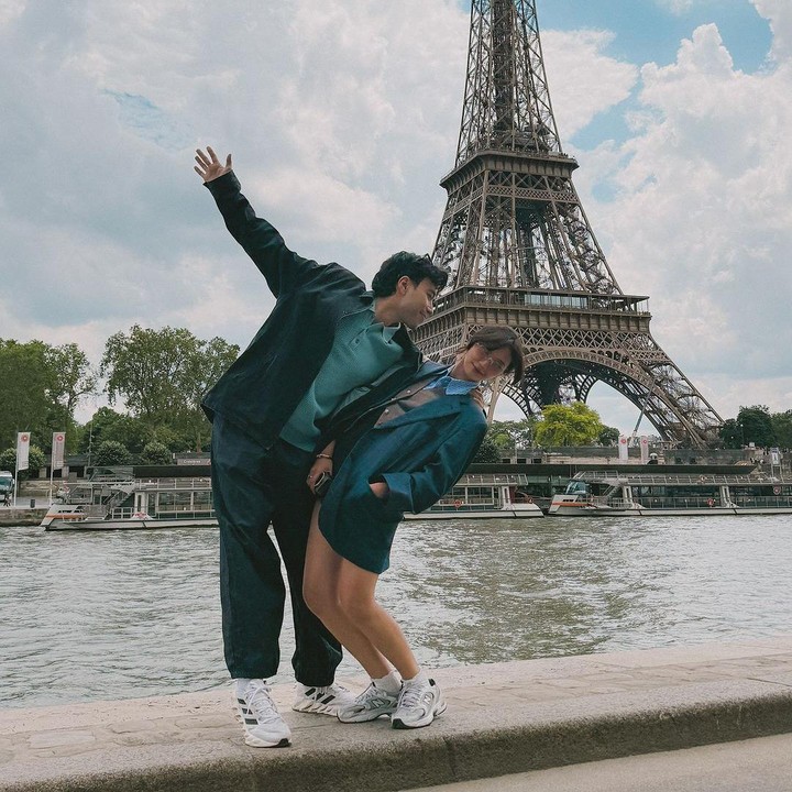 <p>Pasangan artis Vidi Aldiano dan Sheila Dara tampaknya selalu menarik perhatian netizen. Seperti yang mereka lakukan baru-baru ini ketika mengunjungi salah satu tempat paling romantis di dunia, yakni Menara Eiffel. (Foto: Instagram@vidialdiano)</p>