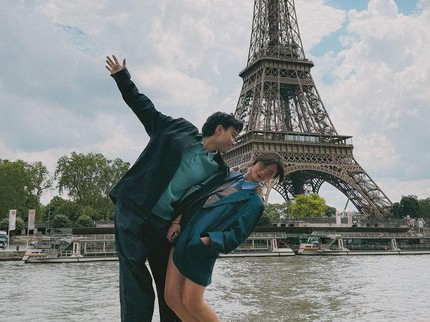 5 Potret Vidi Aldiano dan Sheila Dara di Menara Eiffel, Posenya Kocak