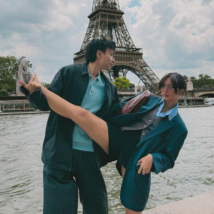 <p>Postingan tersebut pun langsung menuai berbagai komentar dari netizen. "Setidaknya outfitnya mau couplean pake warna senada, itu juga udah romantis," tulis akun <em>@luthfian****.</em> "Makin di geser kaya lagi latihan balet ya," tulis akun <em>@sec.put****.</em> "Jujur lebih suka pasangan kaya gini,cintanya beneran,bukan yg post dibuat2 romantis," tulis akun <em>@hallodaya****.</em> (Foto: Instagram@vidialdiano)</p>