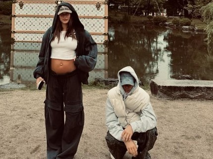 7 Potret Hailey Bieber Nikmati Kehamilan Pertamanya Bareng Justin Bieber