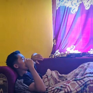 7 Potret Kegiatan Betrand Peto Pulang Kampung ke NTT, Tidur di Sofa-Mancing di Kolam