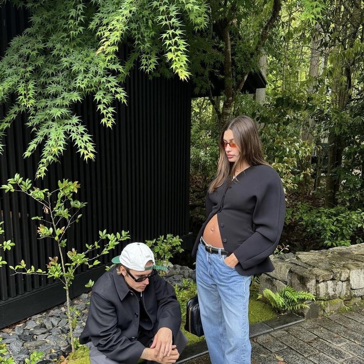 <p>Bunda, itulah potret Hailey Bieber yang saat ini tengah menikmati momen kehamilannya bersama sang suami, Justin Bieber. Semoga, ibu hamil yang satu ini dapat diberikan kesehatan dan kelancaran hingga persalinan nanti ya. (Foto: Instagram @justinbieber).</p>