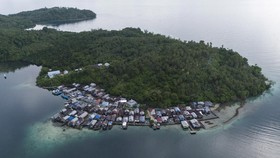 FOTO: Wajah Suram Desa Tawabi, Krisis Listrik sampai Air Bersih