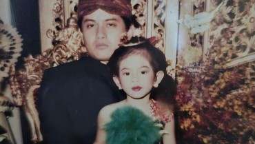 Ayah Buddha & Ibu Katolik, 7 Potret Harmonis Dian Sastro Bareng Orang Tua yang Beda Agama