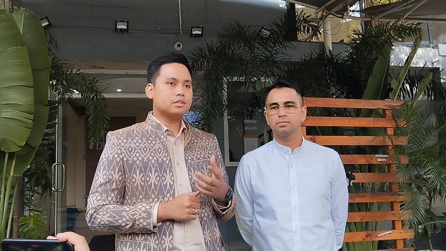 Dico Ganinduto & Raffi Ahmad Kemunculan baliho bersama Bupati Kendal, Dico Ganinduto, Raffi Ahmad digadang-gadang akan maju menjadi Bakal Calon Wakil Gubernur Jawa Tengah.