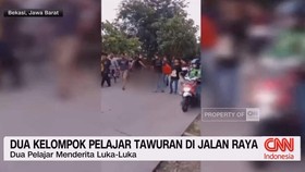 VIDEO: Dua Kelompok Pelajar Tawuran di Jalan Raya