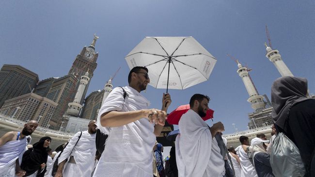 Cuaca panas ditambah dengan ibadah yang padat membuat jemaah perlu memperhatikan kondisi tubuhnya. Berikut tips menghadapi cuaca panas bagi jemaah haji.