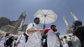 FOTO: Momen Matahari Tepat di Atas Ka'Bah 'Sapa' Jemaah Haji