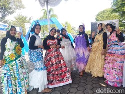 Kreatif! Emak-emak di Gadingharjo Bantul Sulap Sampah Jadi Gaun Cantik
