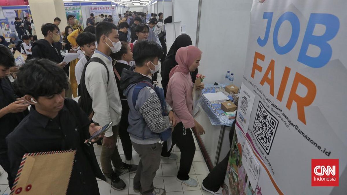 Job Fair di Cikarang Membeludak, Banyak Pelamar Kerja Jatuh Pingsan