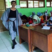 5 Potret Guru SMK Viral Pakai Outfit Nyentrik saat Mengajar, Ternyata Baju Hasil Karya Muridnya!