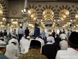 Tiba di Madinah Jemaah Haji Khusus Maktour Langsung Salat di Masjid Nabawi