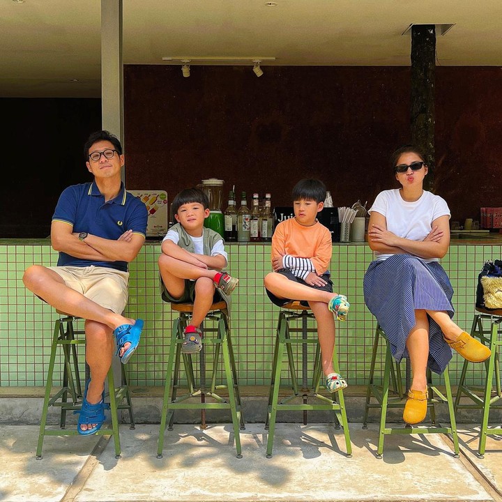<p>Lewat media sosial, Putri Titian dan Junior Liem kompak mengunggah potret keseruan mereka bersama anak-anak. Pasangan ini kerap mengajak Iago dan Iori pergi menikmati <em>family time</em> di tengah kesibukan sebagai artis. "Selamat berkumpul bersama keluarga!" tulis Putri dalam unggahannya. (Foto: Instagram @putrititian @juniorliem)</p>