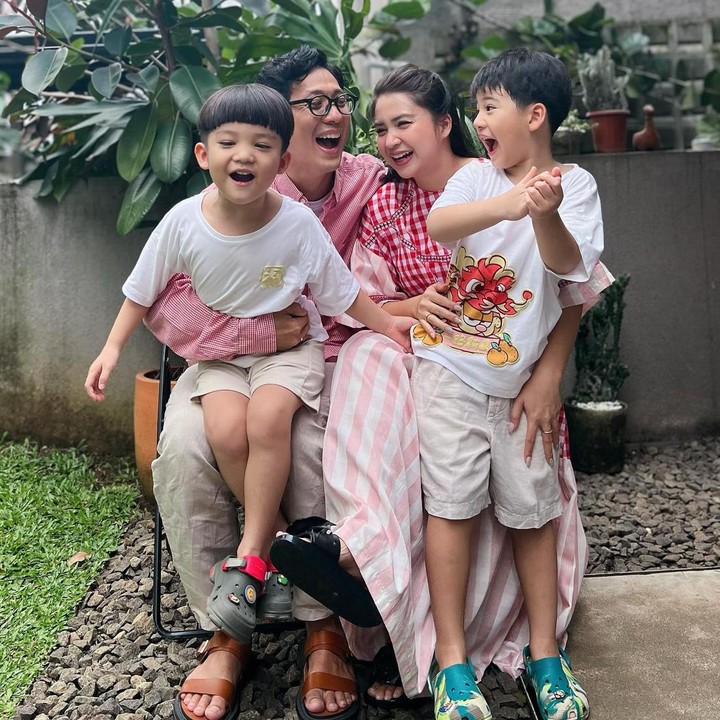 <p>Sudah menikah selama 8 tahun, keluarga Junior Liem dan Putri Titian terlihat adem dan jauh dari gosip miring. "Suka banget sama <em>family</em> ini, <em>vibes</em>-nya lucu terus adem gitu lihatnya," komentar akun netizen @irmawi********. (Foto: Instagram @putrititian @juniorliem)</p>