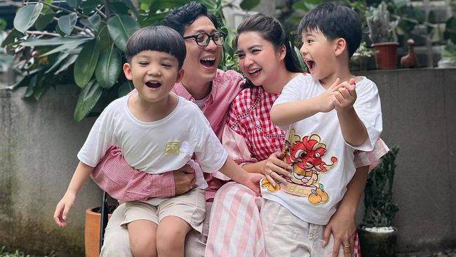 5 Potret Keluarga Putri TItian dan Junior Liem yang Adem Ayem 8 Tahun Menikah