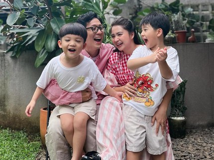 5 Potret Keluarga Putri TItian dan Junior Liem yang Adem Ayem 8 Tahun Menikah