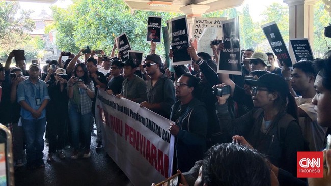 Aksi penolakan Revisi Undang-undang Penyiaran digelar di sejumlah daerah di Indonesia.