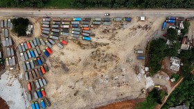 FOTO: Kantong Parkir Truk Tambang di Parung Panjang
