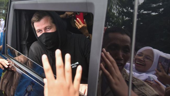 DJ Alan Walker berkunjung ke SMA Al-Azhar Medan untuk menemui guru musik Tri Adinata dan para siswanya yang sempat viral di media sosial.