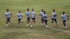Apa Alasan Timnas Indonesia Latihan Perdana di Lapangan B?