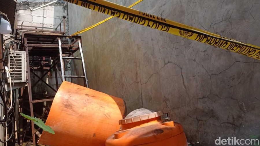 Mayat pria ditemukan membusuk dalam toren air di rumah di Tangsel. Pemilik rumah menceritakan awal mula penemuan mayat dalam toren yang mengejutkan itu. (Taufiq S/detikcom) Mayat pria ditemukan membusuk dalam toren air di rumah di Tangsel. Pemilik rumah menceritakan awal mula penemuan mayat dalam toren yang mengejutkan itu. (Taufiq S/detikcom)