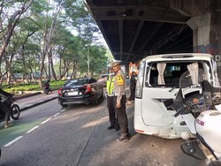 Mobil Tertabrak Bus dan Motor Usai Tabrak Separator di Jakut, Sopir Luka