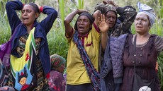 FOTO: Nyaris Satu Desa Masih Terkubur Longsor di Papua Nugini