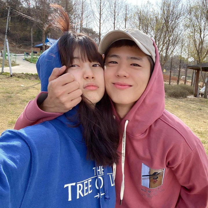 <p>Park Bo Gum diceritakan telah mengalami suatu kecelakaan tragis yang membuatnya terbaring tak sadarkan diri. Kekasihnya yang merindukannya pun menggunakan layanan Wonderland untuk bisa berbicara dengannya lagi. (Foto: Instagram @bogummy)</p>
