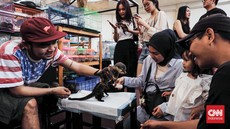 FOTO: Berinteraksi dengan Hewan Peliharaan di Dalam Mal