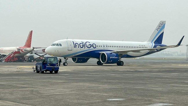 Pesawat IndiGo tujuan Varanasi menerima ancaman bom di bandara Delhi, India, Selasa (28/5). 