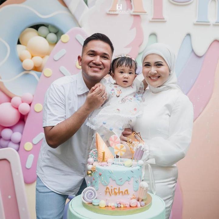 <p>"Aisha sudah 1 tahun <em>lho onty uncle</em>!! Apa nih <em>wish onty uncle</em> untuk Aisha? Doanya boleh tulis di komen, ya," ujar Kesha pada laman Instagram-nya. (Foto: Instagram: @kesharatuliu05)</p>
