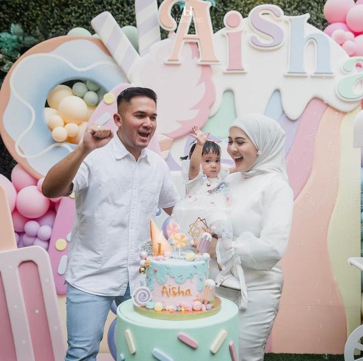 <p>Pesta ulang tahun Aisha bertema 'ONEderful Aisha'. Dekorasi pesta dibuat dengan ornamen balon dan hiasan menyerupai donat serta es krim. (Foto: Instagram: @kesharatuliu05)</p>