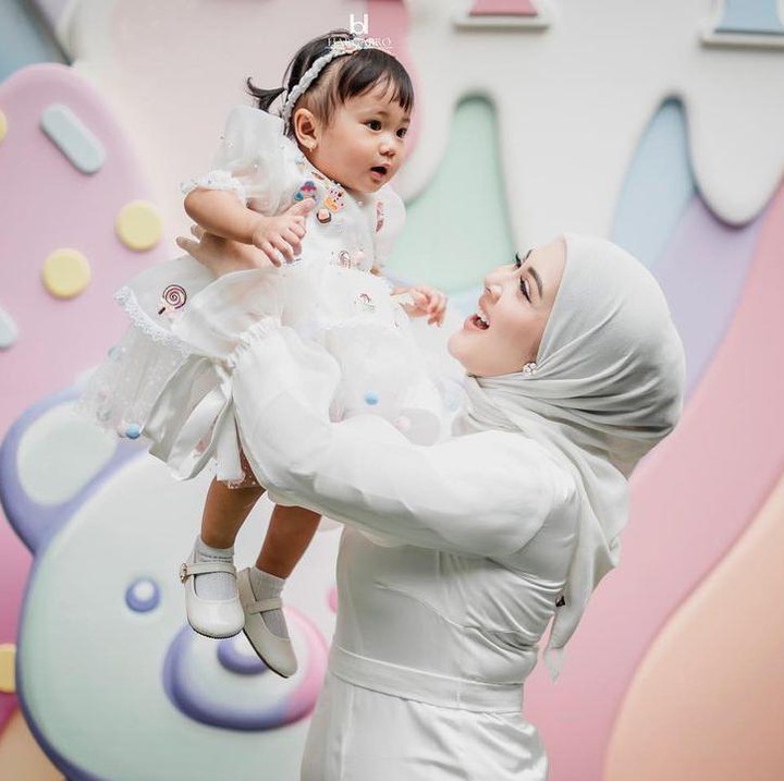 <p>"Semoga menjadi anak yang berbakti kepada kedua orang tuanya. Aminn ya Allah. Semoga menjadi anak yang salihah, aminn aminn ya Allah," ungkap seorang netizen. "Selamat ulang tahun adek Aisha, panjang umur nak cantik, sehat selalu, menjadi anak salihah dan beruntung serta selalu dalam lindungan Allah, barakallah," papar yang lainnya dengan emotikon hati. (Foto: Instagram: @kesharatuliu05)</p>